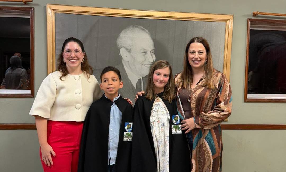 Vencedores do Prémio Escolar Ferreira de Castro 2026, Carolina e Arthur, com representantes da Junta de Freguesia de Ossela
