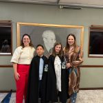 Vencedores do Prémio Escolar Ferreira de Castro 2026, Carolina e Arthur, com representantes da Junta de Freguesia de Ossela