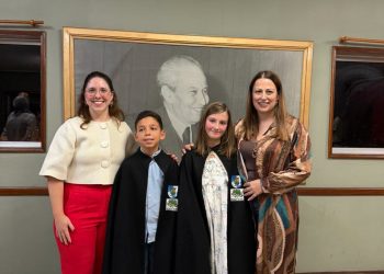 Vencedores do Prémio Escolar Ferreira de Castro 2026, Carolina e Arthur, com representantes da Junta de Freguesia de Ossela