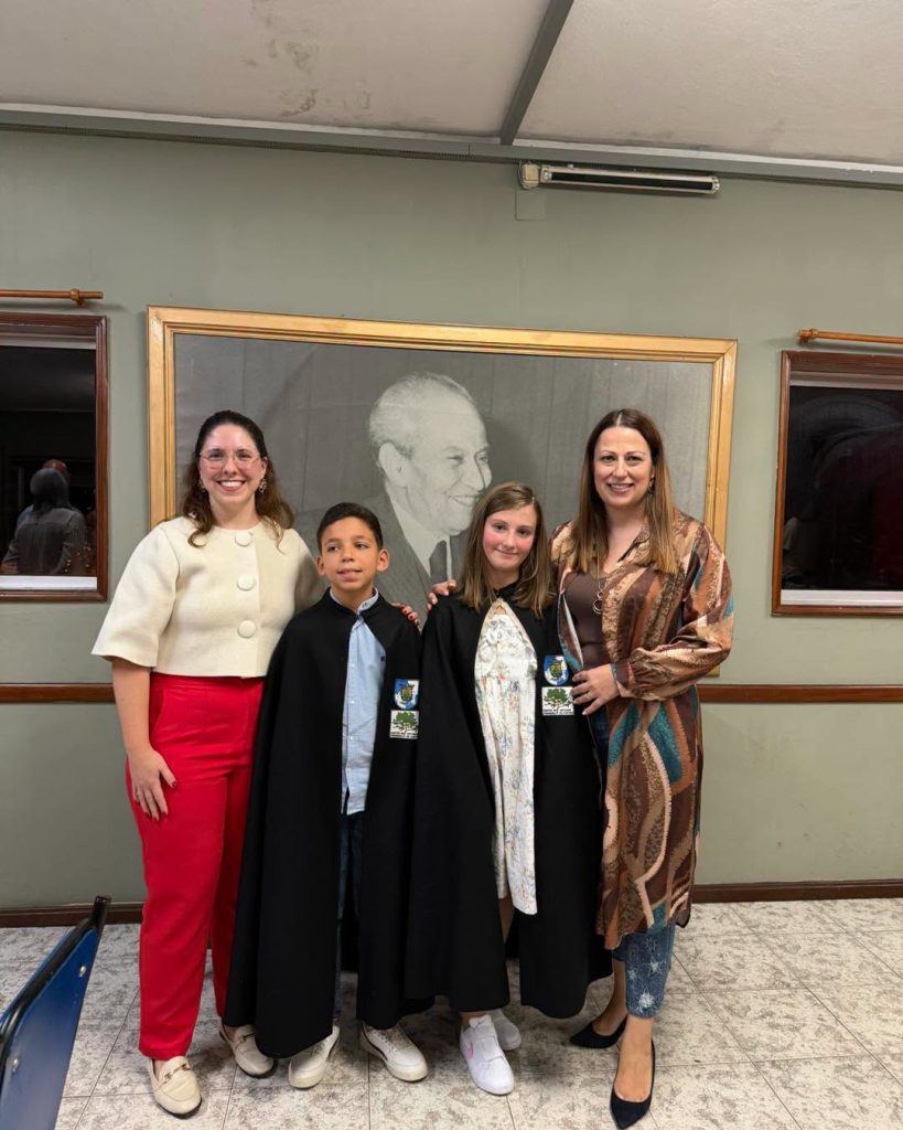 Vencedores do Prémio Escolar Ferreira de Castro 2026, Carolina e Arthur, com representantes da Junta de Freguesia de Ossela